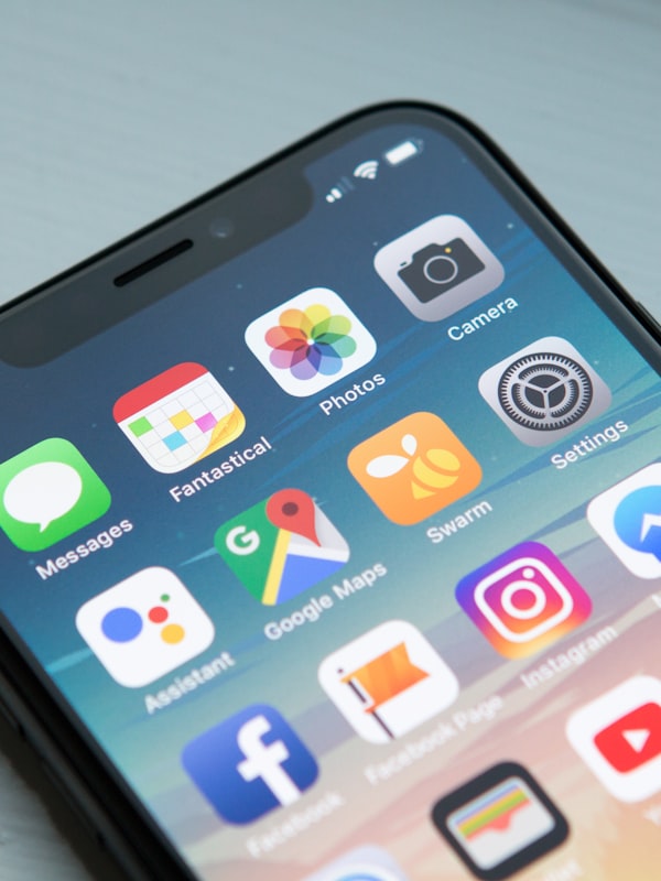 스마트폰 화면에서 보안 설정을 확인하고 앱 권한을 관리하는 사용자의 손을 클로즈업한 이미지