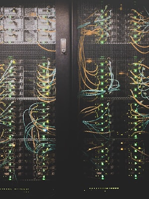 보안 자물쇠 아이콘과 위험 경고 표시가 나란히 있는 개념 이미지로, 안전한 사이트와 위험한 사이트의 차이를 시각화