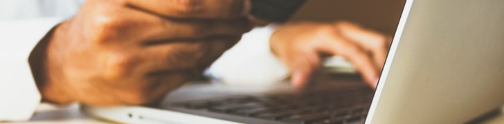 데이터 보호와 프라이버시를 상징하는 그래픽 요소가 있는 이미지