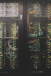 데스크톱 모니터와 스마트폰 화면에 나타난 보안 경고 및 확인 메시지를 비교하는 이미지