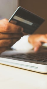 디지털 보안을 상징하는 자물쇠와 연결된 여러 아이콘들로 구성된 세로형 개념 이미지