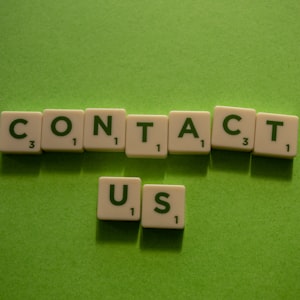 강력한 비밀번호를 생성하는 과정을 보여주는 키보드와 노트북 화면 이미지